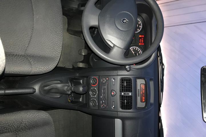 Grå Renault Clio fra 2006