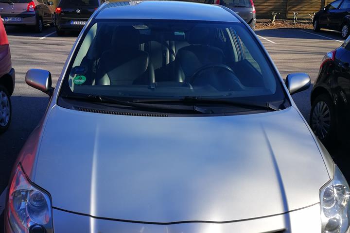 Grå Toyota Auris fra 2008