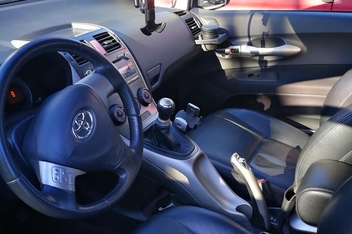 Grå Toyota Auris fra 2008