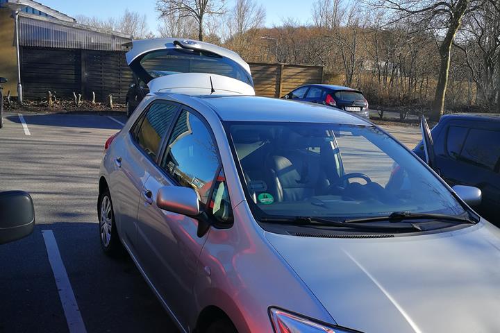 Grå Toyota Auris fra 2008