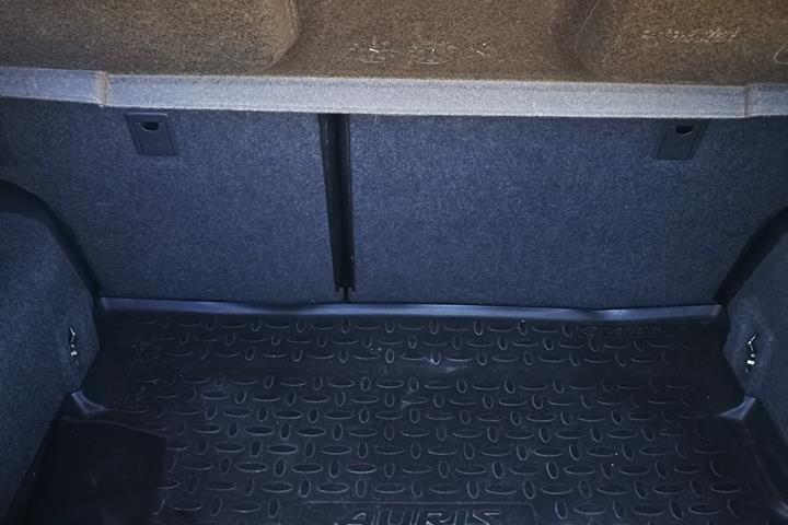 Grå Toyota Auris fra 2008