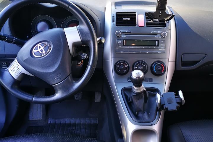 Grå Toyota Auris fra 2008