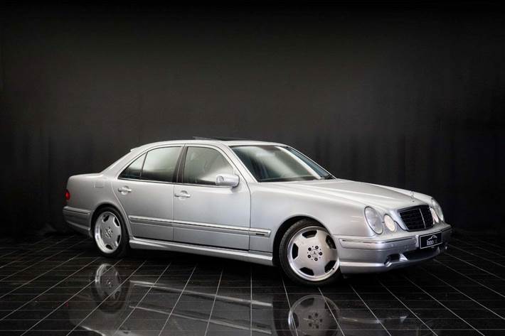 Sølv Mercedes E55 fra 2001