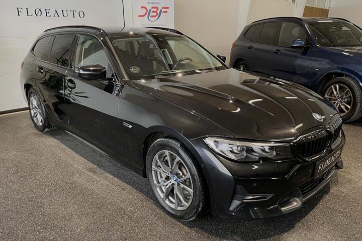 undefined BMW 330e fra 2021 set udefra