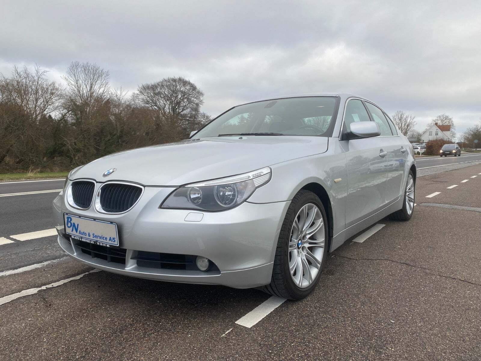 Sølv BMW 530i fra 2003 set udefra