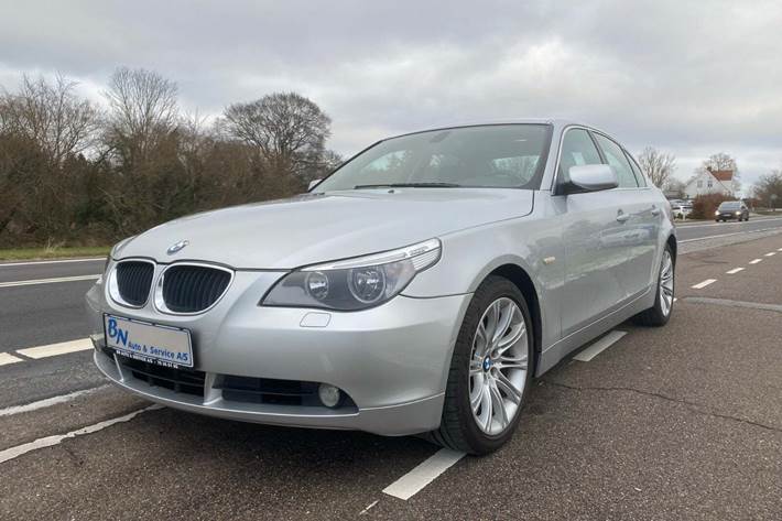 Sølv BMW 530i fra 2003 set udefra