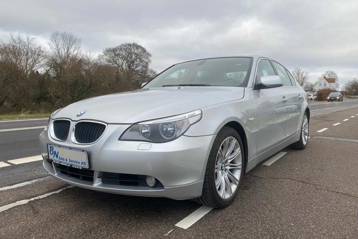 Sølv BMW 530i fra 2003 set udefra
