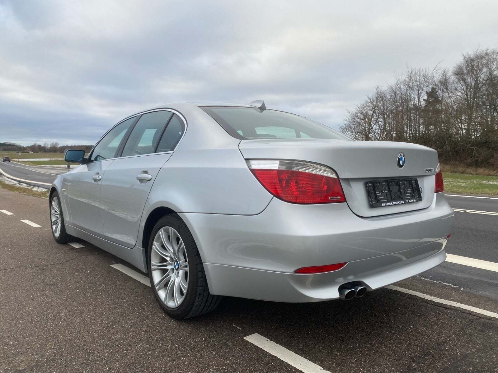 Sølv BMW 530i fra 2003 set udefra
