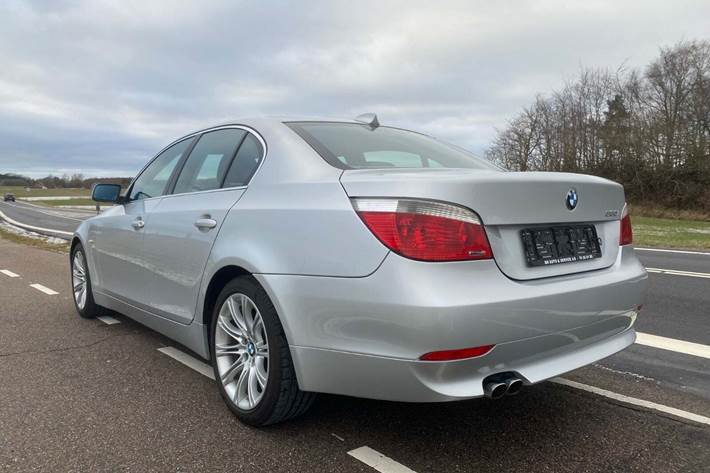 Sølv BMW 530i fra 2003 set udefra