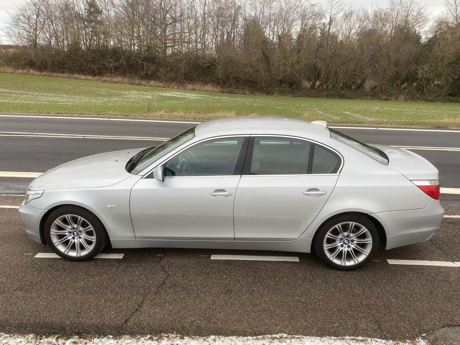Sølv BMW 530i fra 2003 set udefra