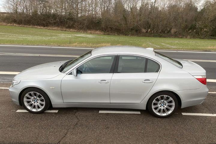 Sølv BMW 530i fra 2003 set udefra