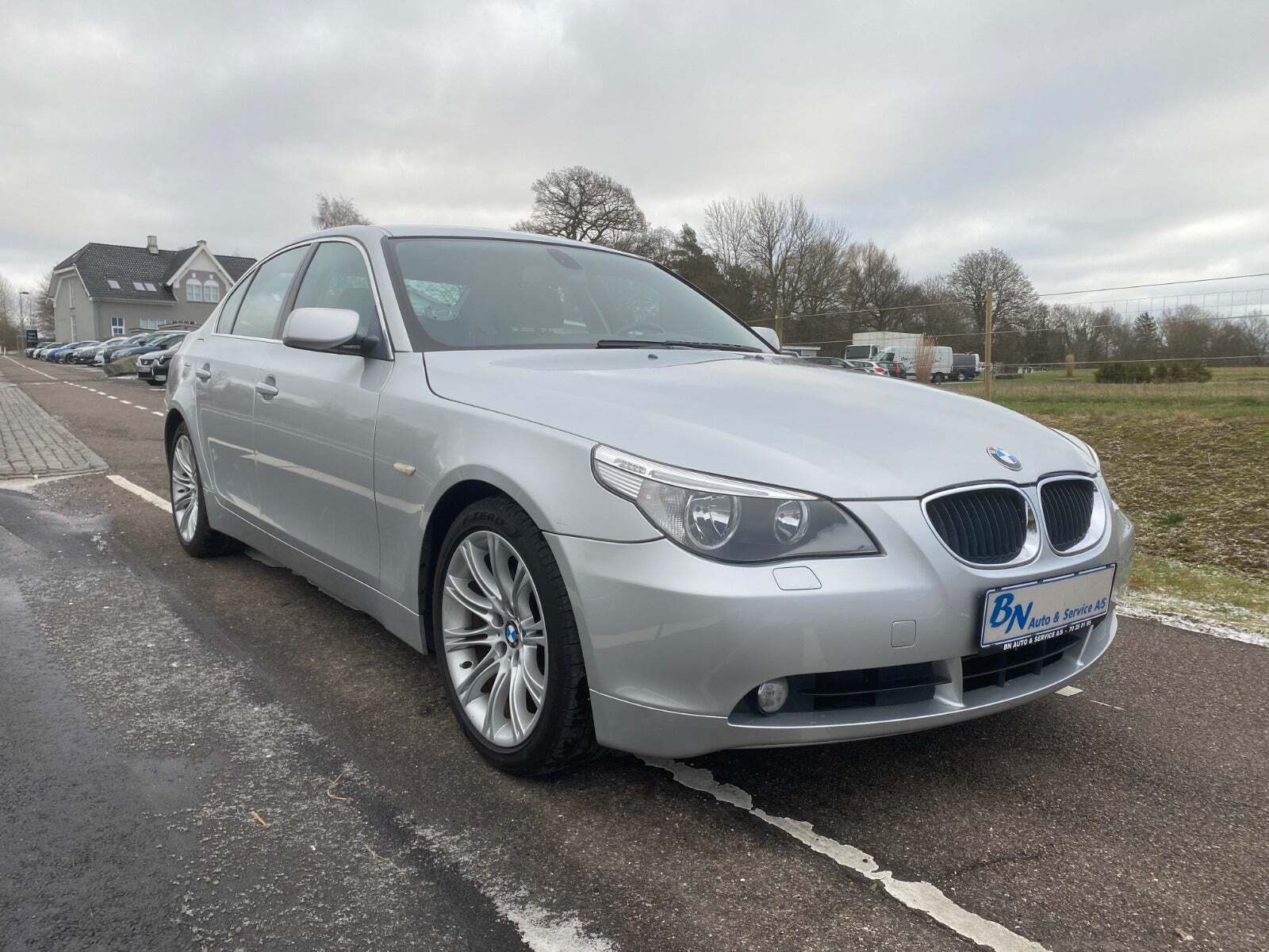Sølv BMW 530i fra 2003 set udefra