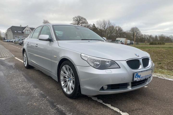 Sølv BMW 530i fra 2003 set udefra