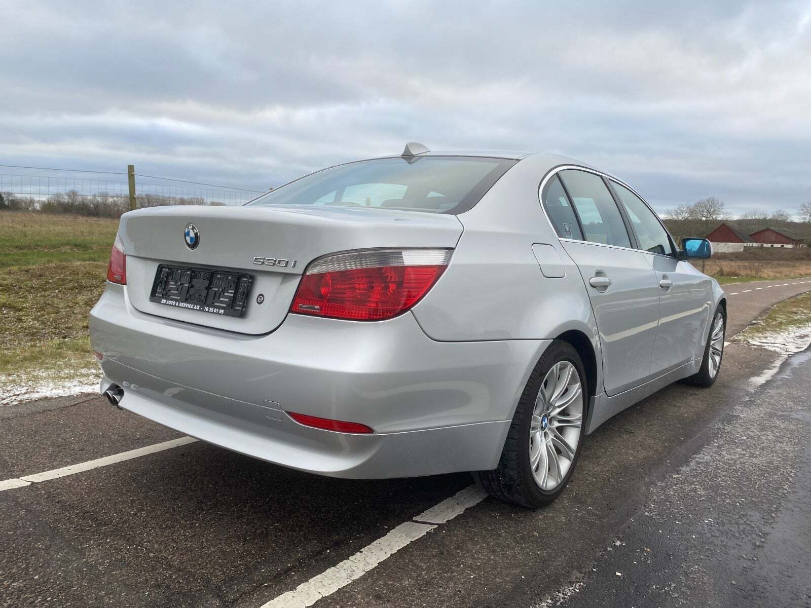Sølv BMW 530i fra 2003 set udefra