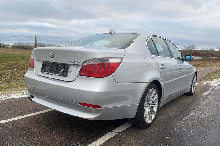 Sølv BMW 530i fra 2003 set udefra