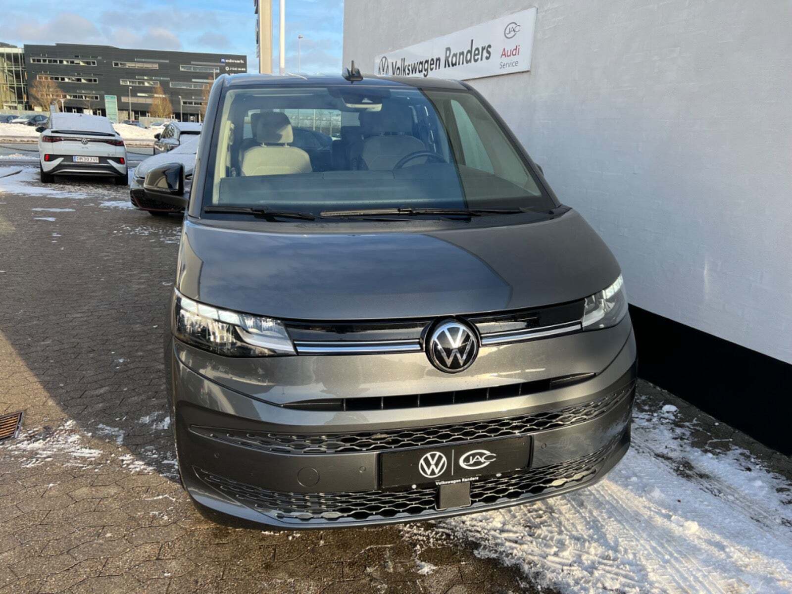 Grå VW Multivan fra 2022