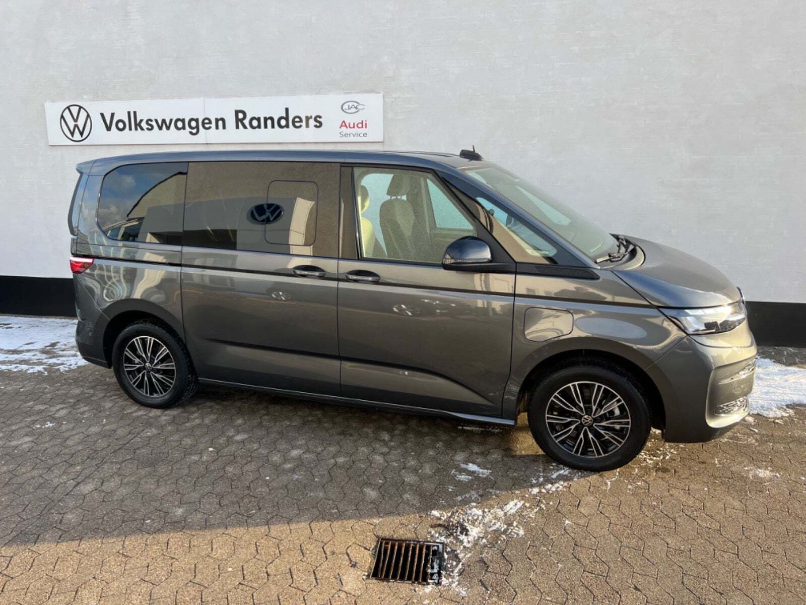 Grå VW Multivan fra 2022