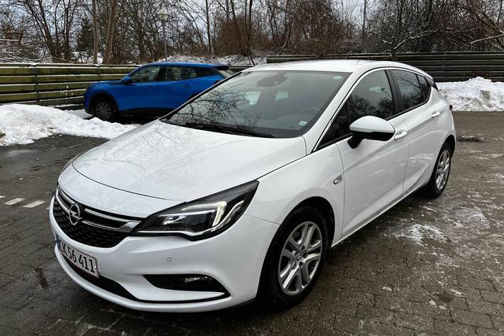 Hvid Opel Astra fra 2019