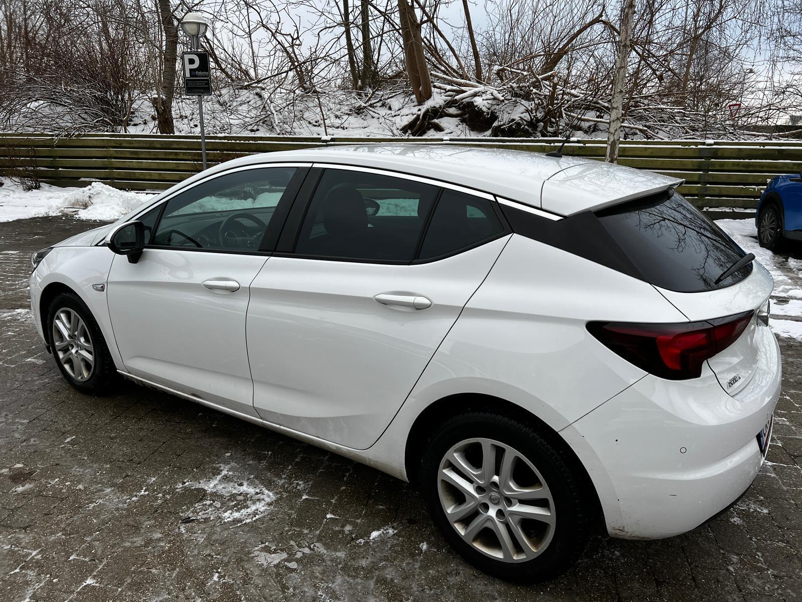 Hvid Opel Astra fra 2019