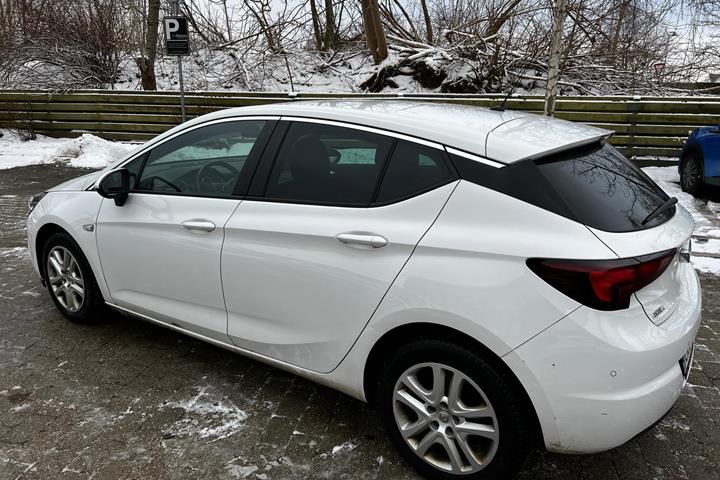 Hvid Opel Astra fra 2019