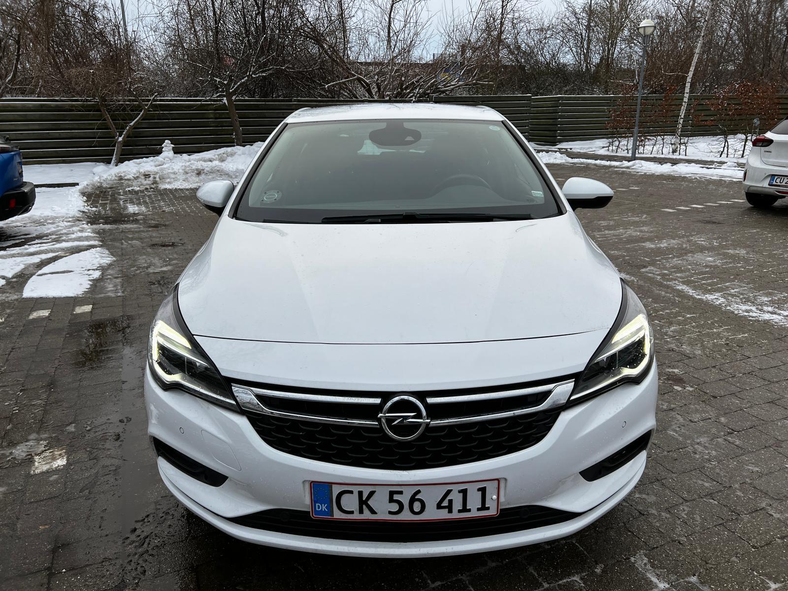 Hvid Opel Astra fra 2019