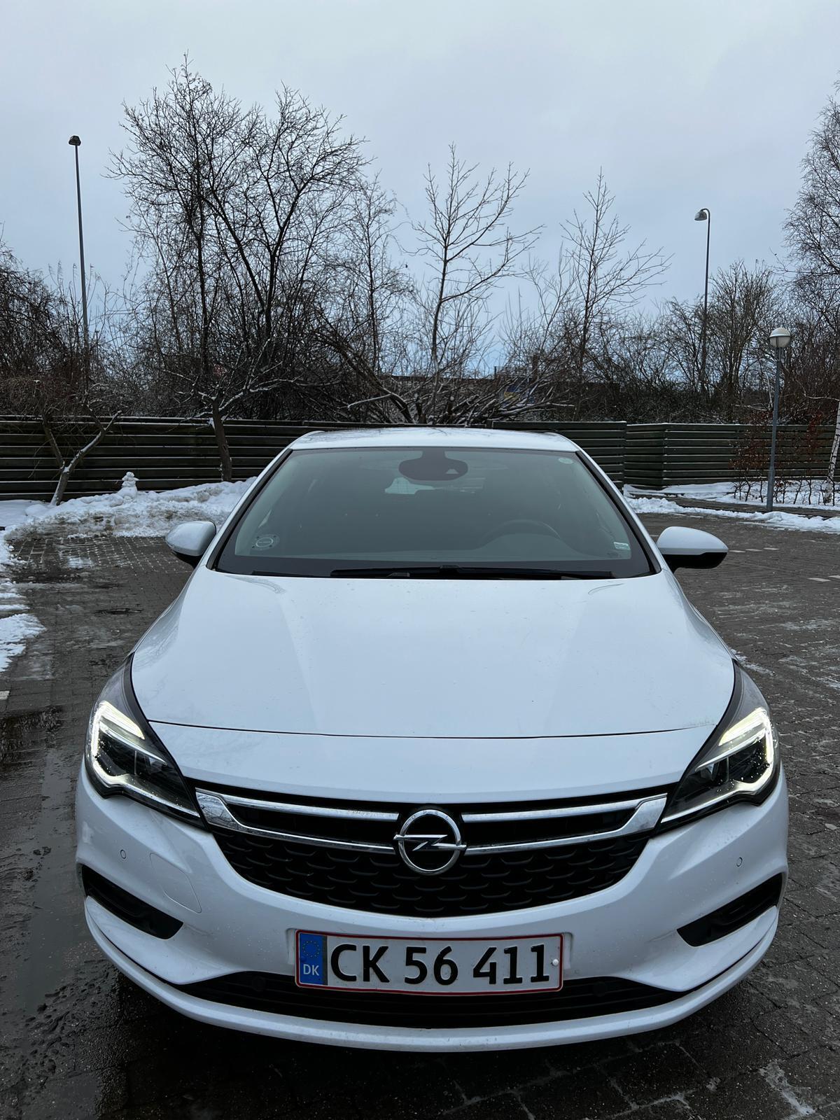 Hvid Opel Astra fra 2019