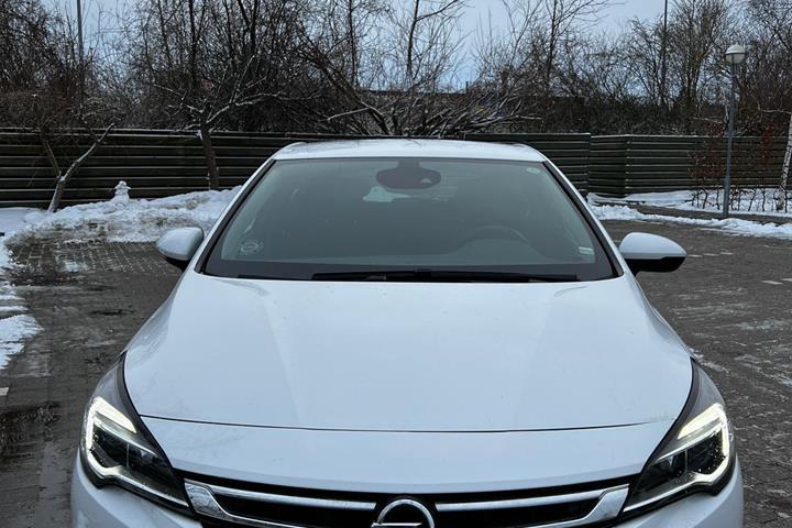 Hvid Opel Astra fra 2019