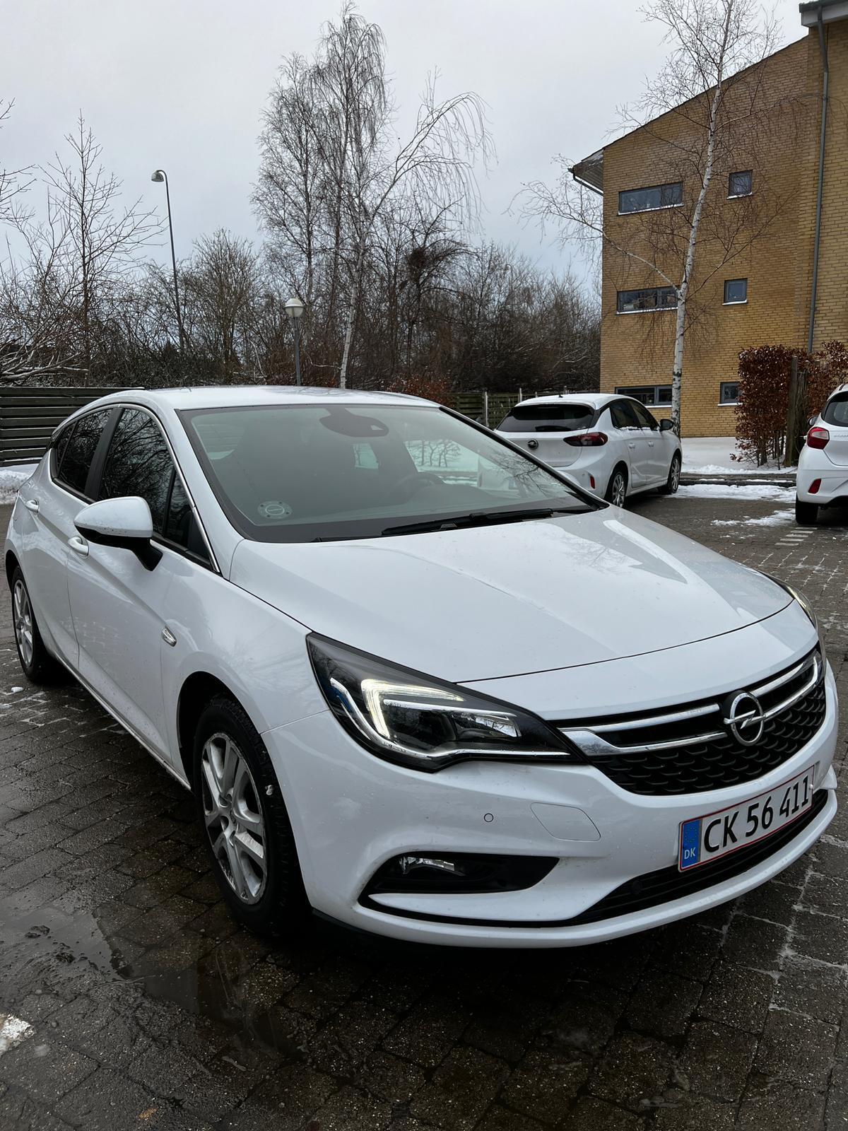 Hvid Opel Astra fra 2019