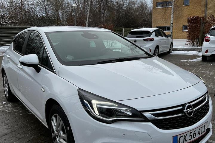Hvid Opel Astra fra 2019