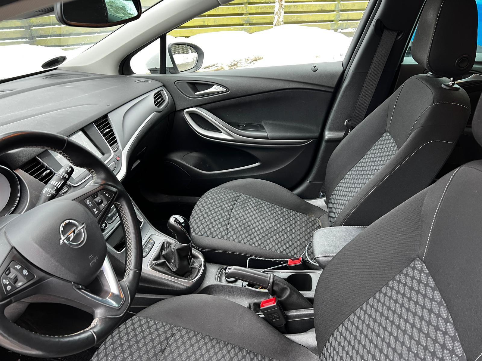 Hvid Opel Astra fra 2019