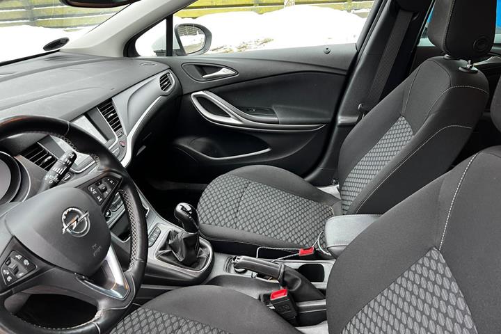 Hvid Opel Astra fra 2019