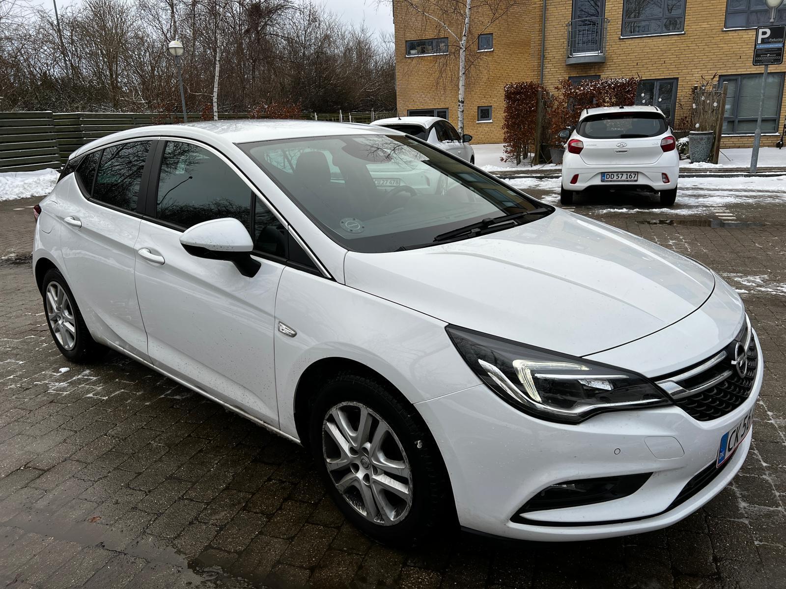 Hvid Opel Astra fra 2019