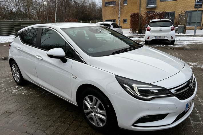 Hvid Opel Astra fra 2019