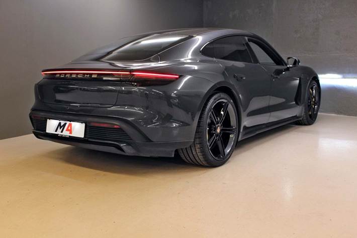 Grå Porsche Taycan Turbo S fra 2020