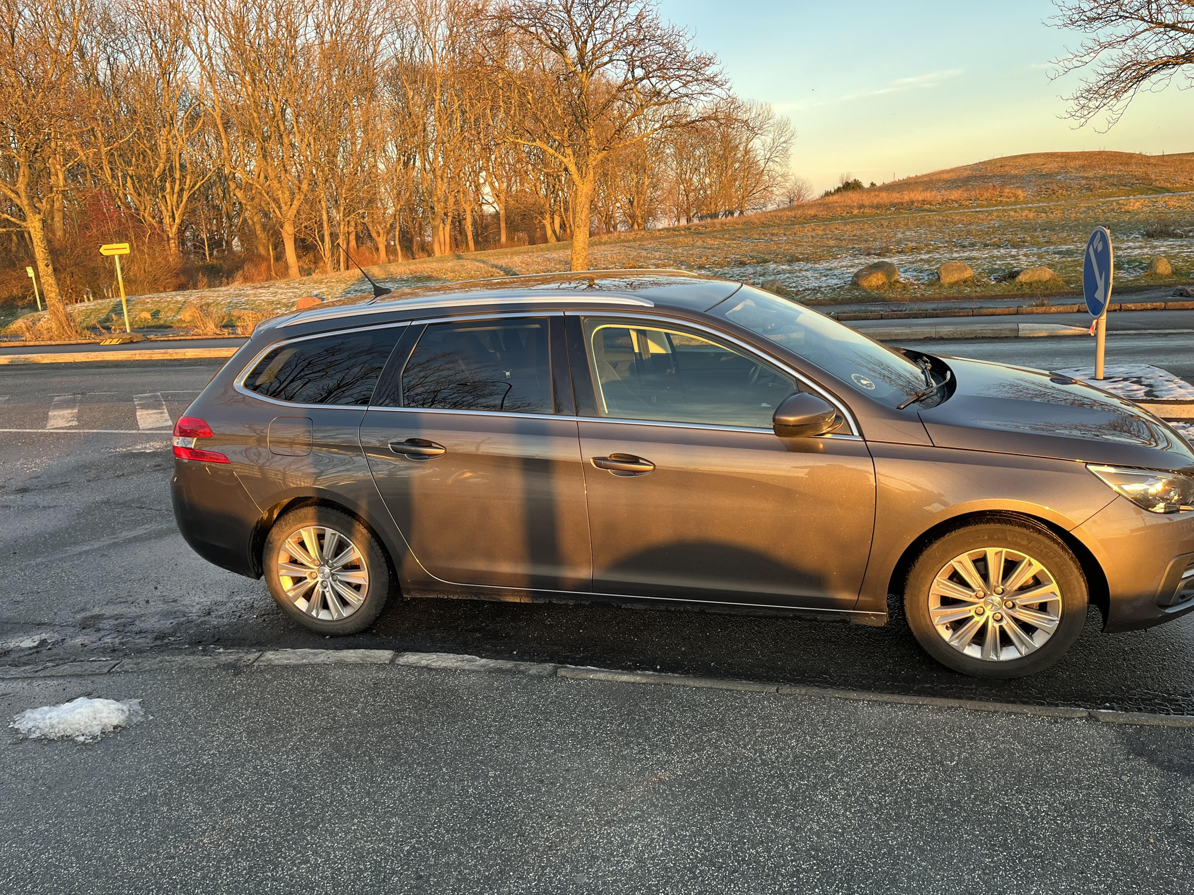 Grå Peugeot 308 fra 2019