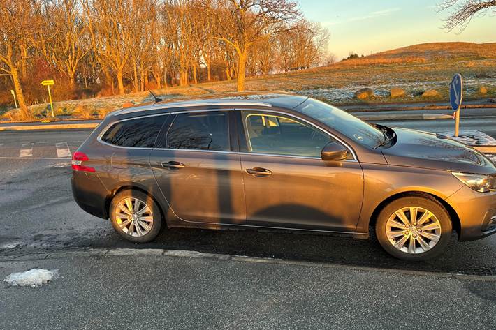 Grå Peugeot 308 fra 2019