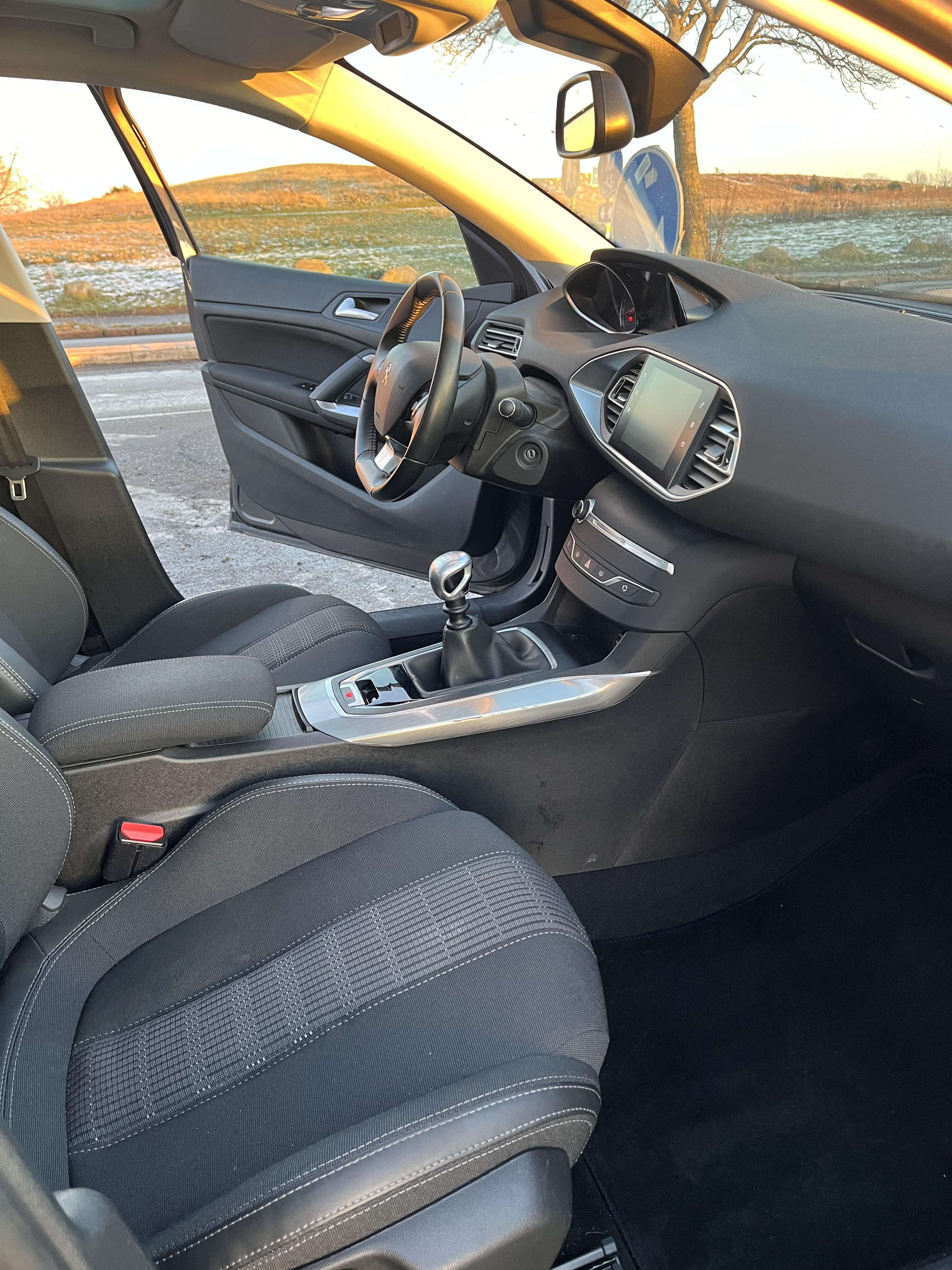 Grå Peugeot 308 fra 2019