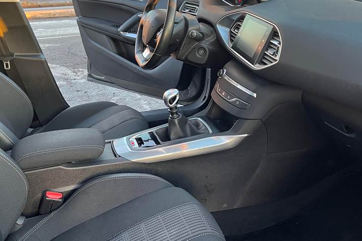 Grå Peugeot 308 fra 2019