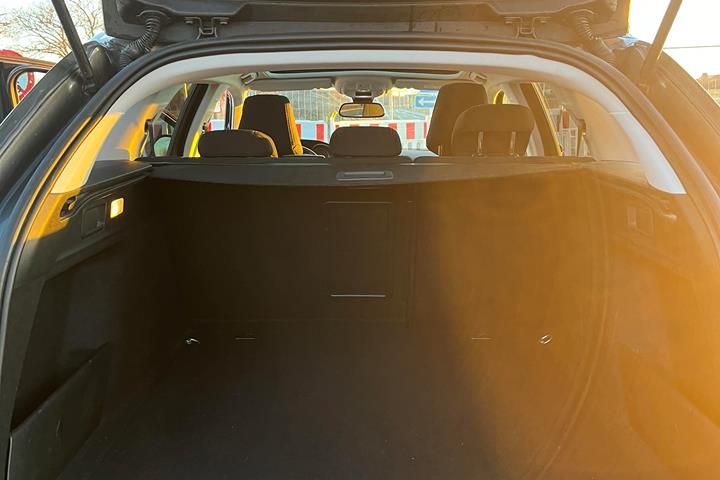 Grå Peugeot 308 fra 2019