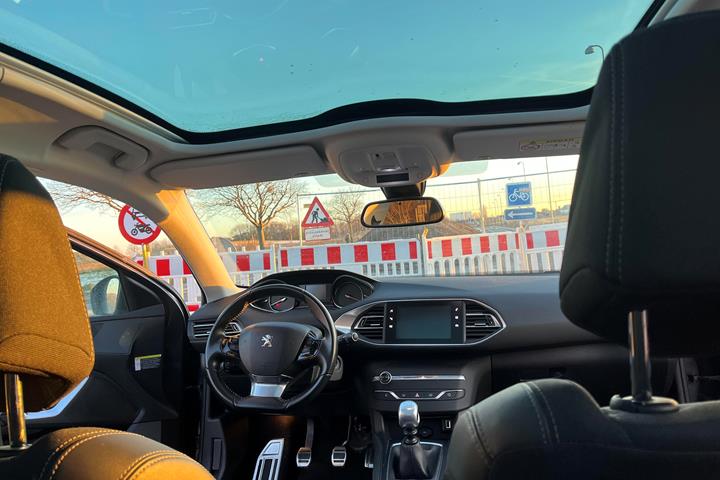 Grå Peugeot 308 fra 2019