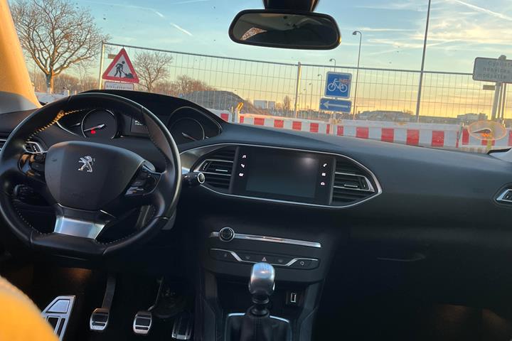 Grå Peugeot 308 fra 2019