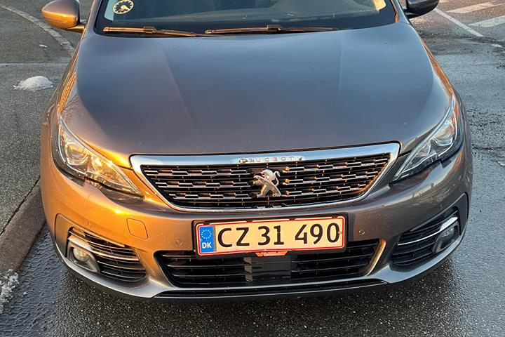 Grå Peugeot 308 fra 2019