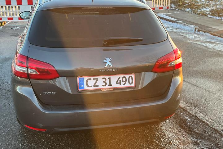 Grå Peugeot 308 fra 2019