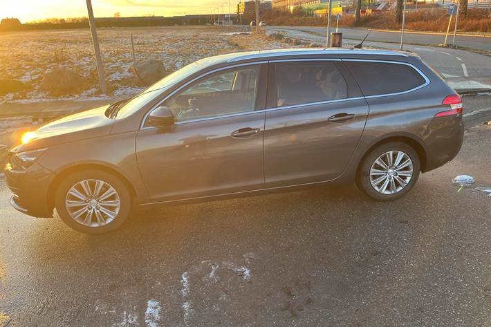 Grå Peugeot 308 fra 2019