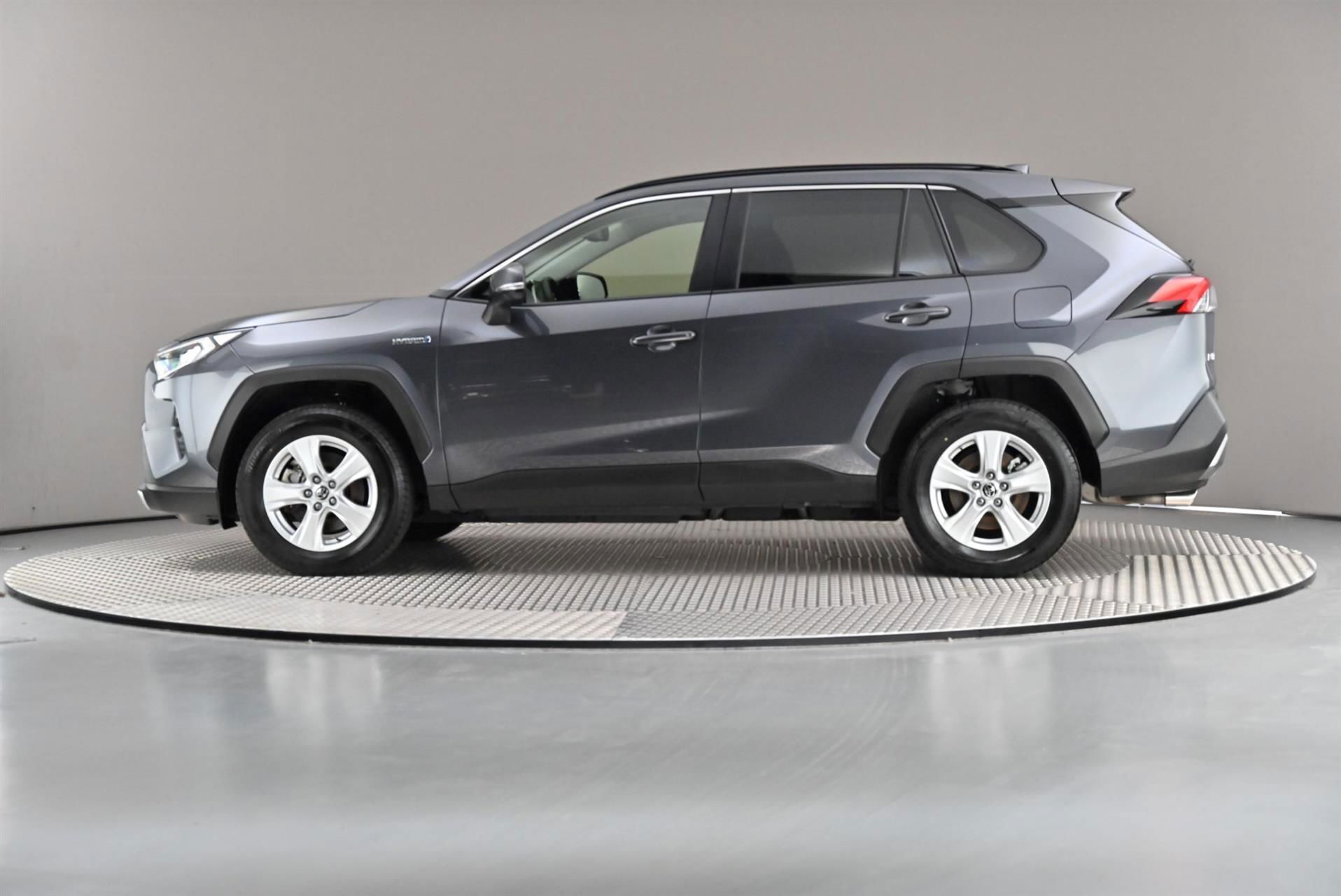 Sort Toyota RAV4 fra 2022 set udefra