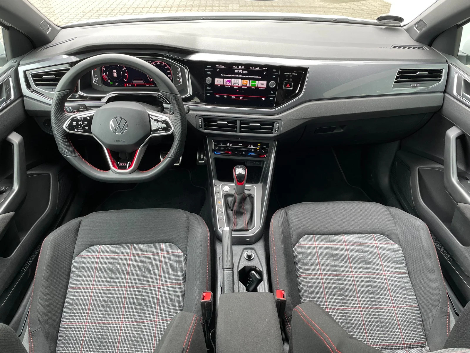 Hvid VW Polo fra 2023