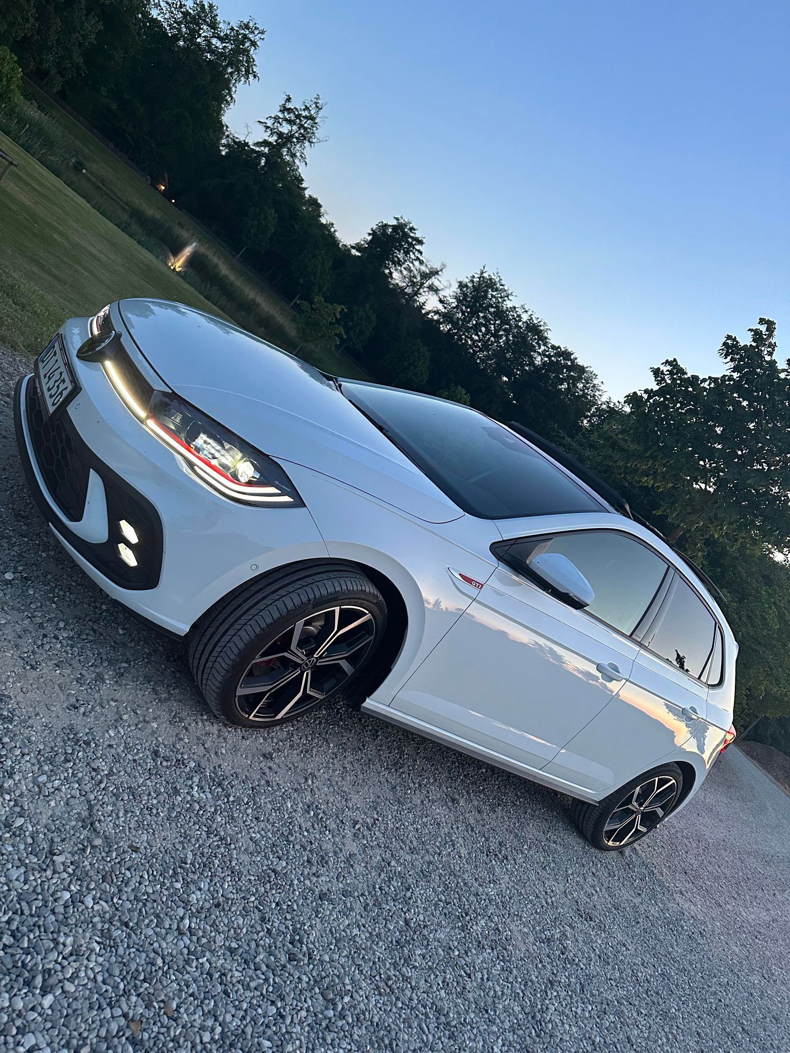 Hvid VW Polo fra 2023