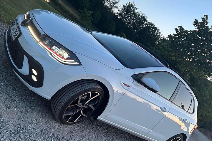 Hvid VW Polo fra 2023