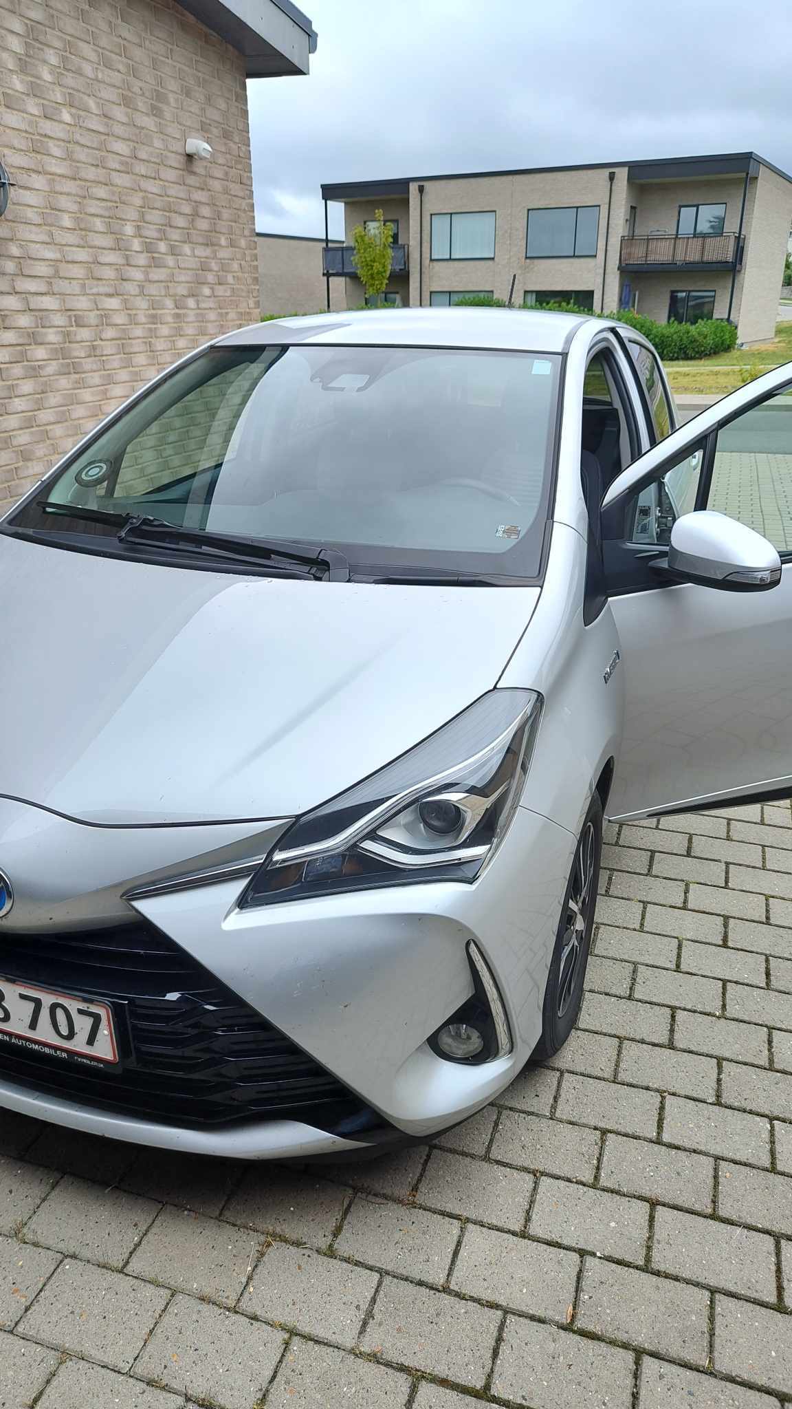 Grå Toyota Yaris fra 2019