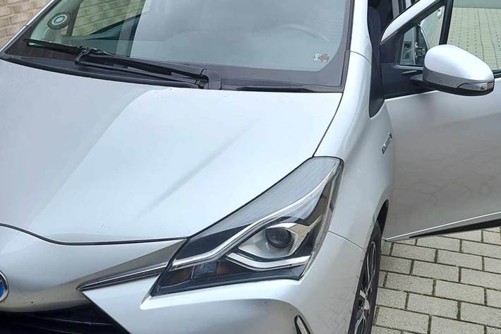 Grå Toyota Yaris fra 2019